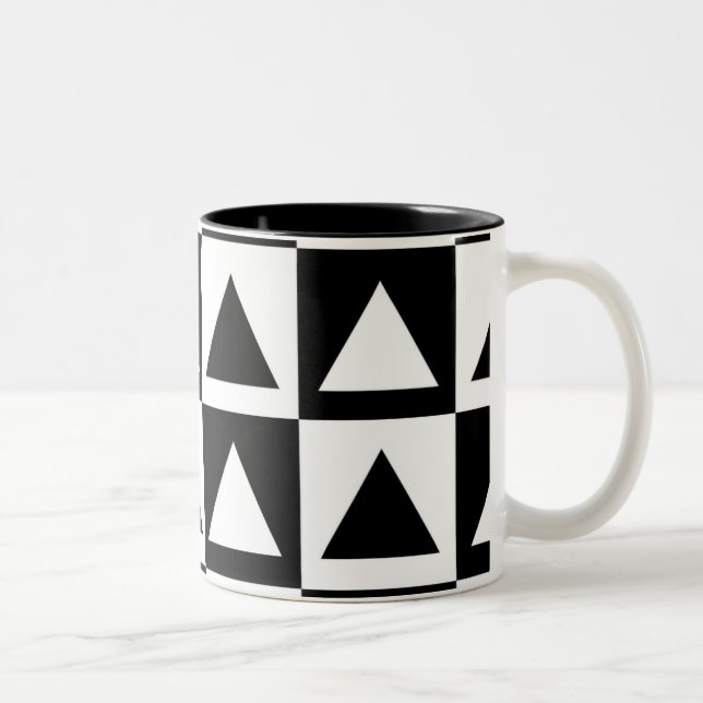 Black and White Triangle getric shape pattern Zweifarbige Tasse (Rechts)