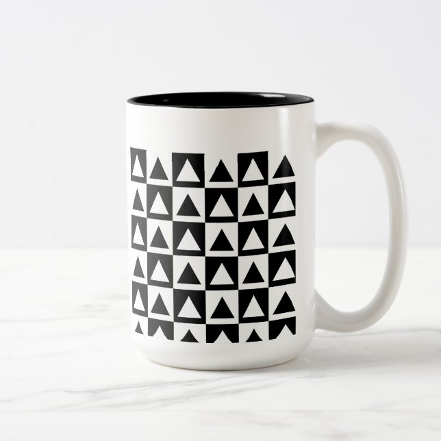 Black and White Triangle getric shape pattern Zweifarbige Tasse (Rechts)