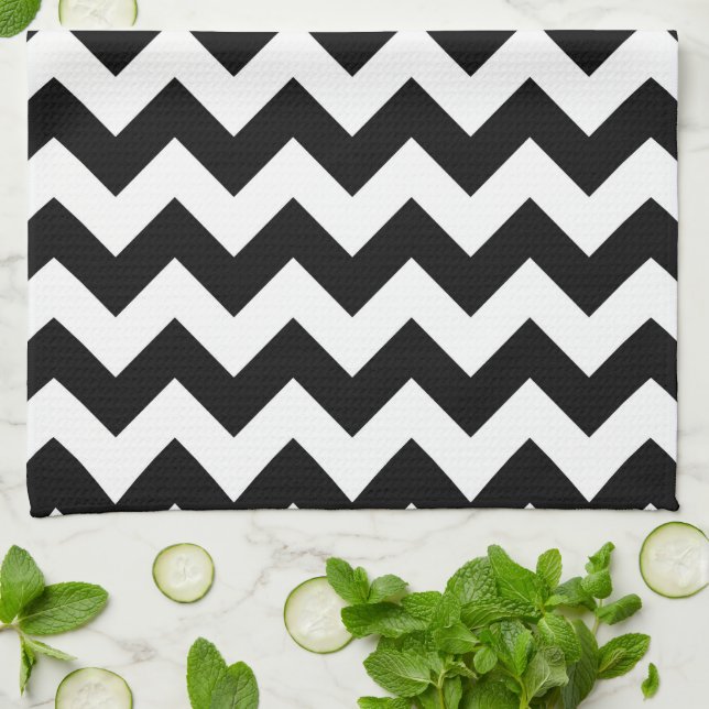 Black and White Zigzag Handtuch (Gefaltet)