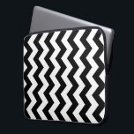 Black and White Zigzag Laptopschutzhülle<br><div class="desc">Wechselnde Säulen aus schwarz-weiß Zickzack bilden ein charakteristisches geometrisches Muster. Digitales Bild. Copyright © 2013 Claire E. Skinner. Alle Rechte vorbehalten.</div>