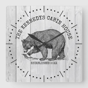 Black Bear Family Name Gray Wood Cabin House  Quadratische Wanduhr