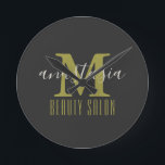 Black Beauty Salon von Anastasia Monogram Runde Wanduhr<br><div class="desc">Black Beauty Salon von Anastasia Monogram Round Clock. Gold Monogramm Brief mit dem Namen des Unternehmens und Eigentümers auf schwarzem Hintergrund. Passen Sie es mit Ihren eigenen Informationen an.  @Miri Kreationen - Für Sie nur im Sinn!
 Copyright Miri Kreationen,  alle Rechte vorbehalten.</div>