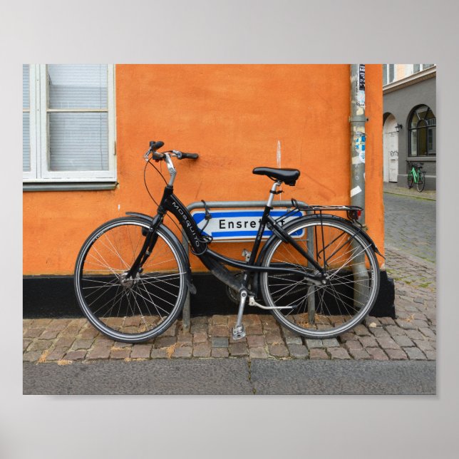 Black Bicycle Against Orange Wall, Aarhus, Dänemar Poster (Vorne)
