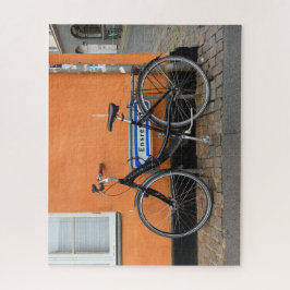 Black Bicycle Against Orange Wall, Aarhus, Dänemar Puzzle