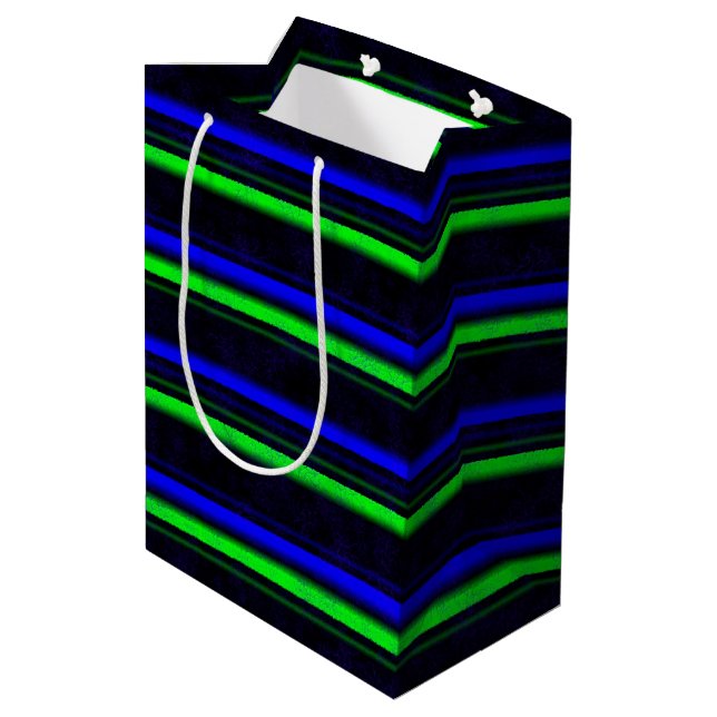 Black Blue Green Stripes Mittlere Geschenktüte (Rückseite Schrägansicht)