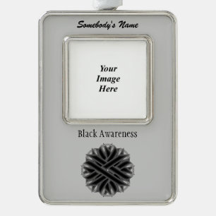 Black Blume Ribbon Tmpl (V-O) von Kenneth Yoncich Rahmen-Ornament Silber