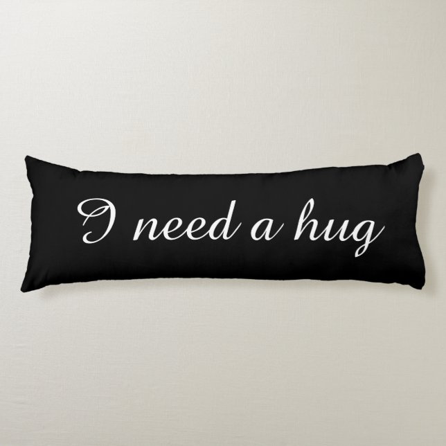 Black body pillow with custom text | I need a hug Seitenschläferkissen (Vorderseite)