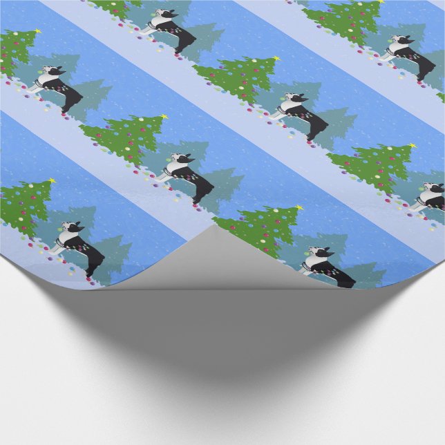 Black Boston Terrier im Weihnachtswald Geschenkpapier (Ecke)