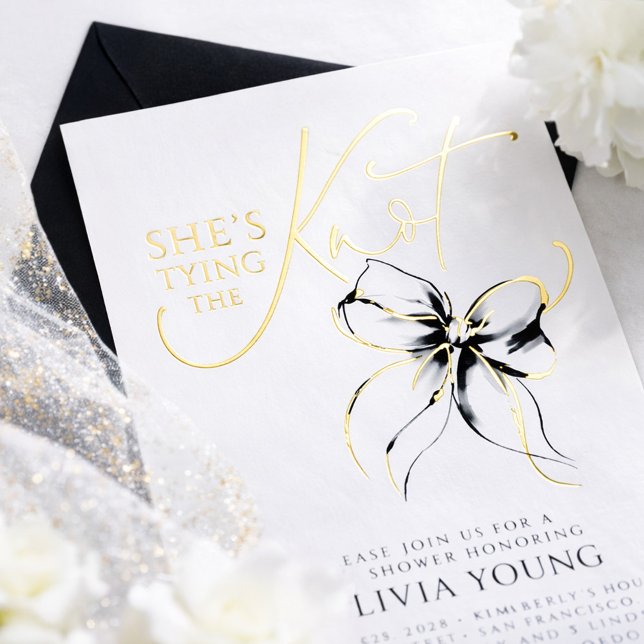 Black Bow She's Tying The Knot Bridal Shower Folieneinladung (Black Bow Bridal Shower Gold Foil Invitation)