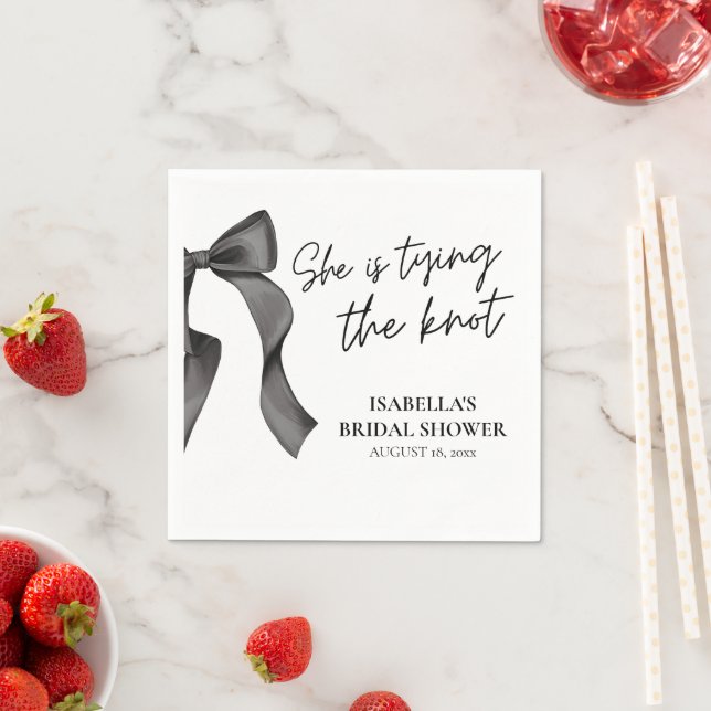 Black Bow She's Tying the Knot Bridal shower Serviette (Beispiel)