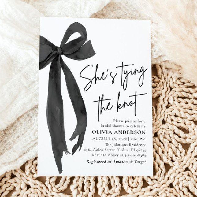 Black Bow Sie bindet das Brautparty des Knotens Einladung (Watercolor Modern Cute Black Bow Ribbon Coquette She's Tying the Knot Bridal Shower Invitation)
