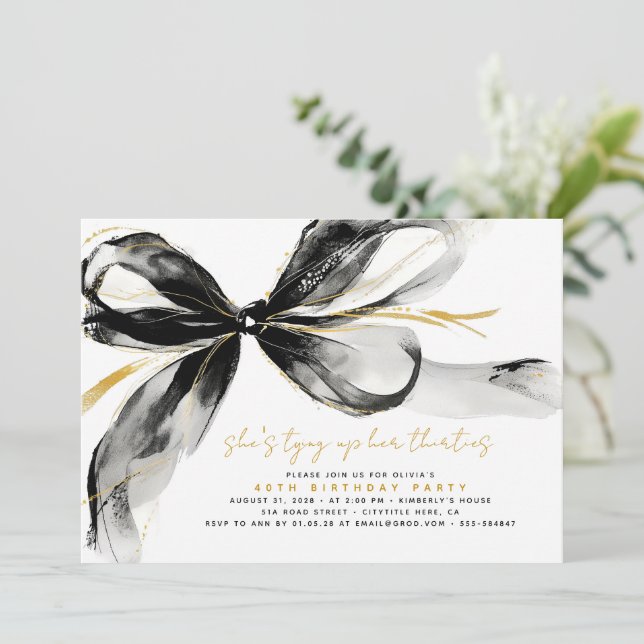 Black Bow Tying Up Her Thirties 40Th Birthday Einladung (Stehend Vorderseite)