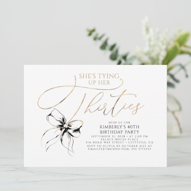 Black Bow Tying up Her Thirties 40th Birthday  Einladung (Stehend Vorderseite)