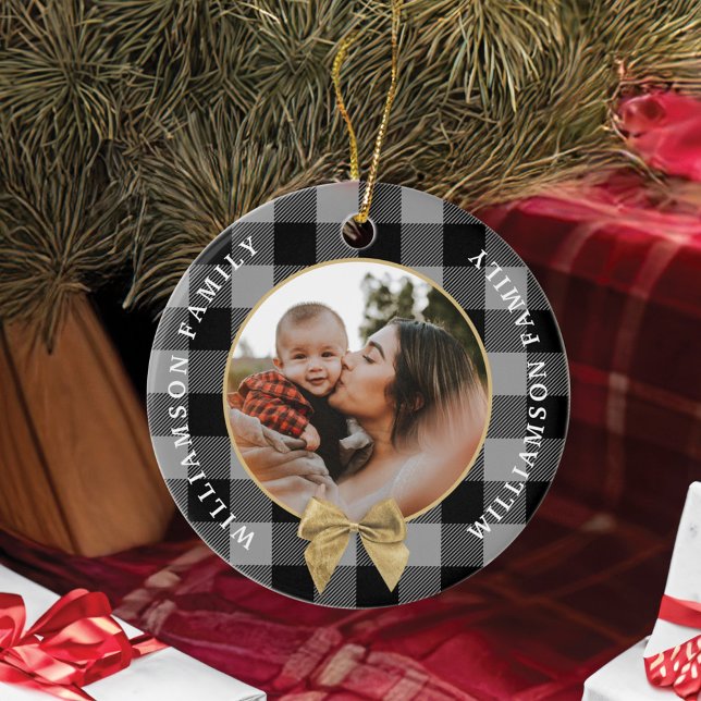 Black Buffalo Kariert Pattern Gold Bow Family Foto Keramik Ornament (Black Buffalo Plaid Pattern Gold Bow Family Photo Ceramic Ornament)