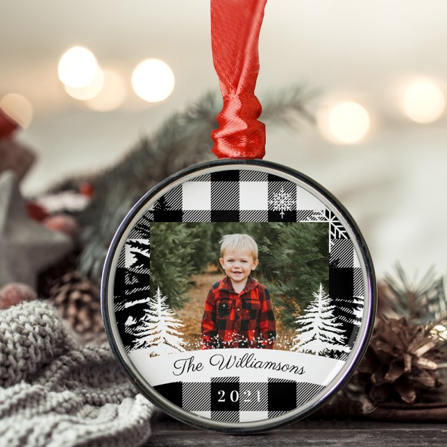 Black Buffalo Kariert Rustic Pine Tree Family Foto Ornament Aus Metall (Black Buffalo Plaid Rustic Pine Tree Family Photo Metal Ornament)