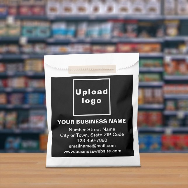Black Business Brand auf Papiertüte Geschenktütchen (Paper bag with black business branding displayed in a store)