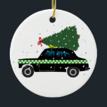 Black Cab Taxi Weihnachtsbaum Zeichnend Schnee Keramik Ornament<br><div class="desc">Zu Weihnachten fährt ein schwarzes Stadttaxi mit einem Weihnachtsbaum,  der mit einem roten Weihnachtsbogen dekoriert ist,  Zuhause. Ein wohlüberlegtes Weihnachtsgeschenk für einen Taxifahrer. Xmas schwarzer Taxifahrer Schnee,  Winter sonderbare Illustration für alle Taxifahrer.</div>