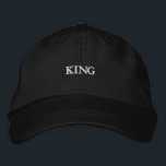 Black Cap mit King Text Stickerei für Männer Bestickte Baseballkappe<br><div class="desc">Erleben Sie die Raffinesse mit der schwarzen Kappe,  die in Stickereien den Text "King" enthält. Das Baumwollmaterial und die verstellbare Visitenkarte bieten höchsten Komfort. Ideal,  um eine königliche Aussage im Alltag zu machen.</div>