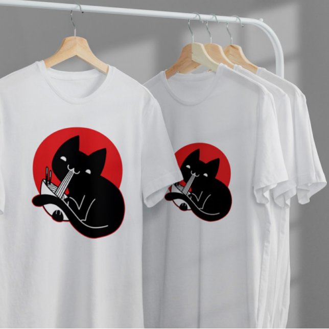 Black Cat Eating Ramen T-Shirt (Von Creator hochgeladen)