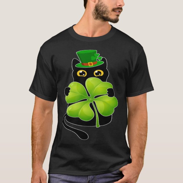 Black Cat Holding C Kleeblatt St Patricks Day 2023 T-Shirt (Vorderseite)