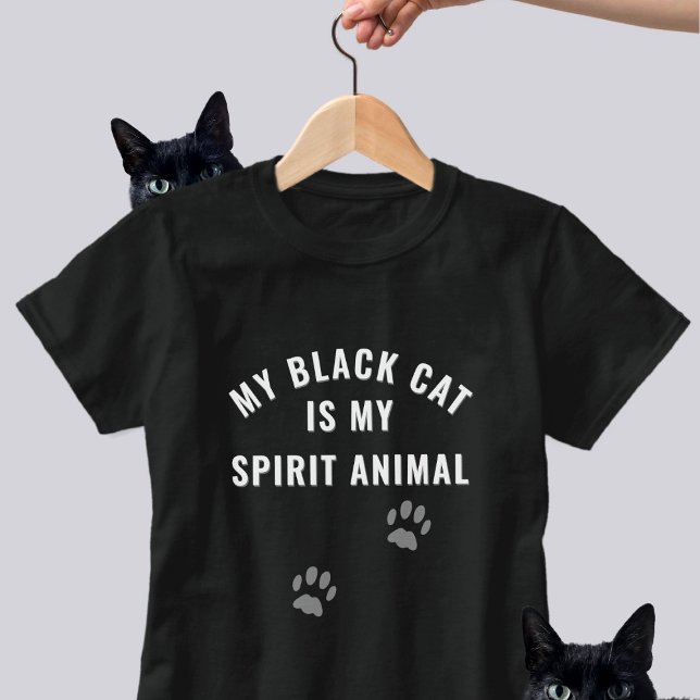Black Cat ist mein Spirit Animal Funny Slogan T-Shirt (If your black cat is your spirit animal, this is the t-shirt to wear)