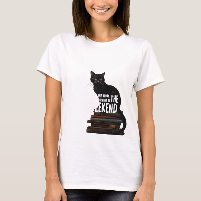 Black Cat on Books "Skip to the Weekend" T-Shirt (Vorderseite)