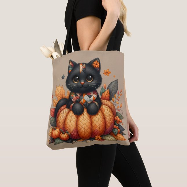 Black Cat on Pumpkin mit Herbst Quilt Muster (Von Nahem)