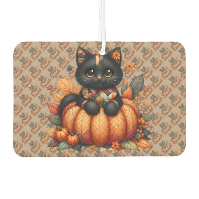 Black Cat on Pumpkin mit Herbst Quilt Muster Autolufterfrischer (Vorderseite)