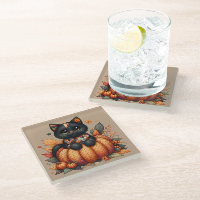 Black Cat on Pumpkin mit Herbst Quilt Muster Glasuntersetzer (Schrägansicht)