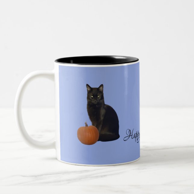 Black Cat Orange Pumpkins Happy Halloween auf Blue Zweifarbige Tasse (Links)