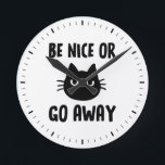 Black Cat Sei nett oder geh weg Runde Wanduhr<br><div class="desc">Eine humorvolle Wanduhr für Zuhause oder Büro. "Sei nett oder geh weg" mit schwarzer Katze. Macht ein originelles Geschenk. Karo in Jenn’s Doodle World für noch mehr neue Uhren und Wohngestaltung zum Thema Tiere.</div>