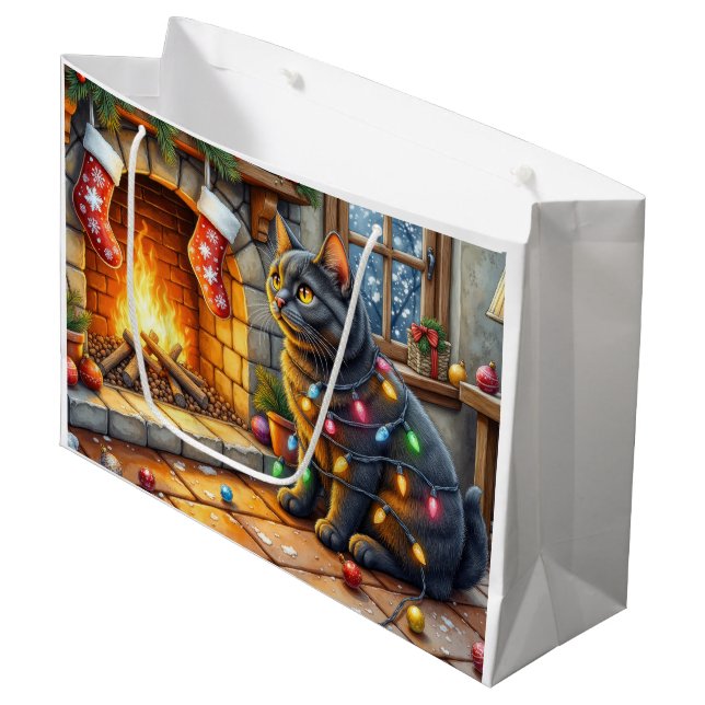 Black Cat Sitting Fireplace with Christmas Lights Große Geschenktüte (Vorderseite Schrägansicht)
