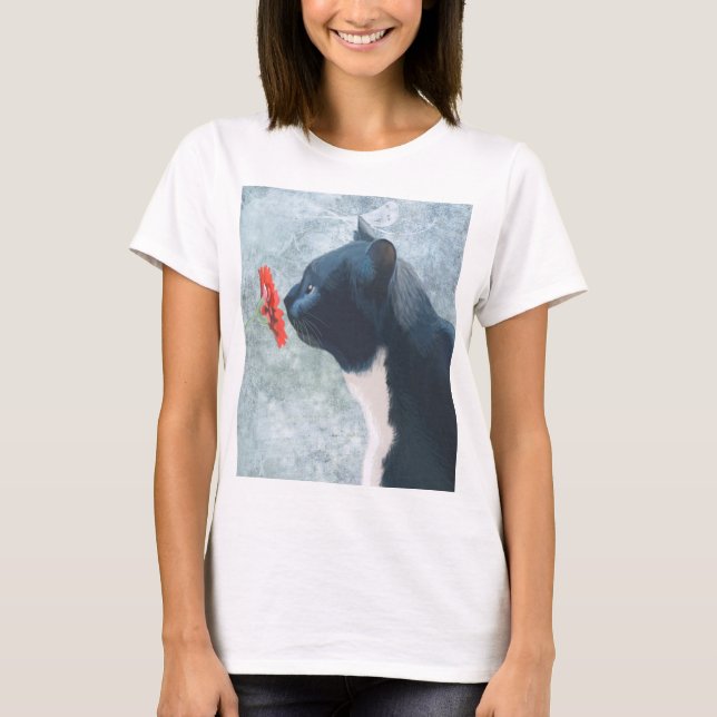 Black Cat Sniffing Blume T-Shirt (Vorderseite)