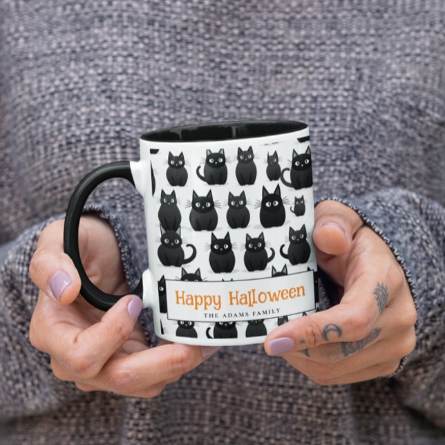 Black Cats Individuelle Name Happy Halloween Tasse (Von Creator hochgeladen)
