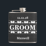 Black Chalkboard The Trauzeuge Wedding Flachmann<br><div class="desc">Das ist Black Chalkboard Trauzeuge Modern Flask. Diese Flasenfunktion ist ein Hintergrund für schwarze Chalkboards. Es ist vollständig anpassbar. Es ist ein einzigartiges Geschenk,  das perfekt für Hochzeiten,  Geburtstage und besondere Veranstaltungen geeignet ist.</div>