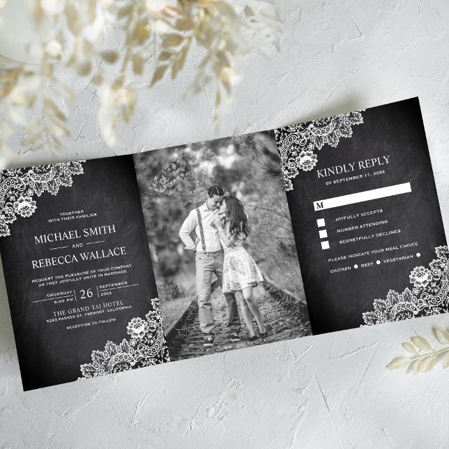 Black Chalkboard White Lace Wedding Foto Dreifach Gefaltete Einladung (Von Creator hochgeladen)