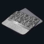 Black Damaskas White Diamond Pattern Glitzer Laptopschutzhülle<br><div class="desc">Schwarze Damasken mit Diamanten Glitzer Muster im Hintergrund und silberner Glitzer unten.</div>