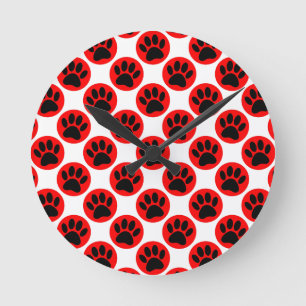 Black Dog Paws In Red Polka Dots Runde Wanduhr