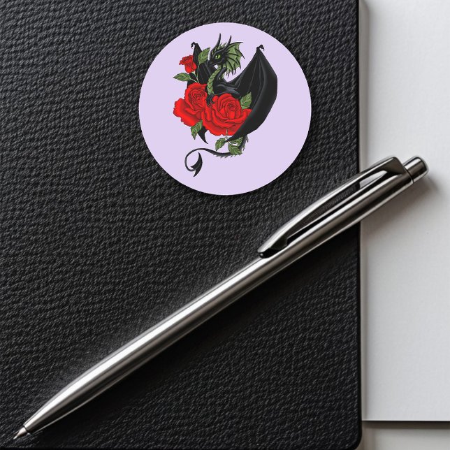 Black Dragon Rote Rosen Lavender Runder Aufkleber (Von Creator hochgeladen)