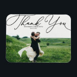 Black Elegant handgeschriebenes Script-Foto Hochze Magnet<br><div class="desc">Feiern Sie Ihre Liebe und zeigen Sie Dankbarkeit mit unserem personalisierbaren Foto Hochzeit danke Ihnen Magnet! Dieser einzigartige Sake ist perfekt, um Ihre Lieben an Ihren besonderen Tag zu erinnern und gleichzeitig Ihren herzlichen Dank in einer denkwürdigen Weise auszudrücken. Es verfügt über ein elegantes weißes Skript. Personalisieren Sie Ihre Fotos...</div>