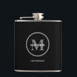 Black elegante Wedding Monogram Trauzeuge Flachmann<br><div class="desc">Erhöhen Sie den Toast mit zeitloser Eleganz: Black Elegant Wedding Monogram Trauzeuge Flask. Die Black Elegant Wedding Monogram Trauzeuge Flask - ein Symbol für raffinierten Geschmack und Kameradschaft, das sorgfältig darauf ausgelegt ist, die besonderen Momente Ihres Hochzeitstages zu verbessern. Diese Flasche verkörpert das Wesen der klassischen Eleganz, die mit einem...</div>