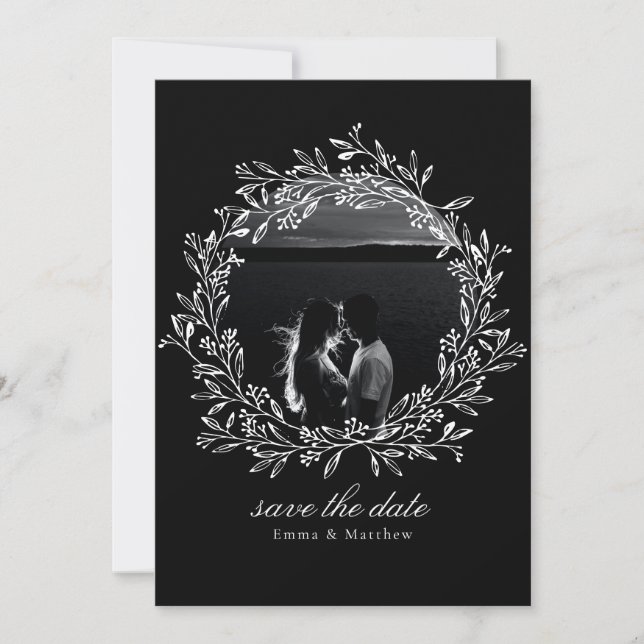 Black Eleganto Botanical Line Kranz Foto & QR Save The Date (Vorderseite)