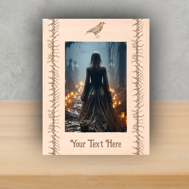 Black Etching of Black Crow Barbed Branches Gothic Geätzte Rahmen (Black etched crow barged branches on wood picture frame.)