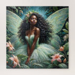 Black Fairy im verzauberten Gartenpuzzle Puzzle<br><div class="desc">Erleben Sie eine Welt der Wunder mit diesem zauberhaften Gartenmärchen-Puzzle, das eine atemberaubende schwarze Fee mit spitzen Ohren, umgeben von üppigem tropischem Blattwerk und zarten pfirsichfarbenen Lilien, bietet. Ihre fließenden Flügel, die glitzernden grünen Gossamer-Flügel und das elegante, blattinspirierte Gewand schaffen eine ätherische und magische Szene, die die Schönheit von Natur...</div>