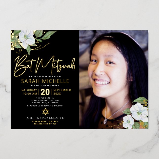 Black Foto Bat Mitzvah Floral Script Real Gold Folieneinladung (Vorderseite)