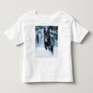 Black German Shepherd in snow Duvet Cover Kleinkind T-shirt