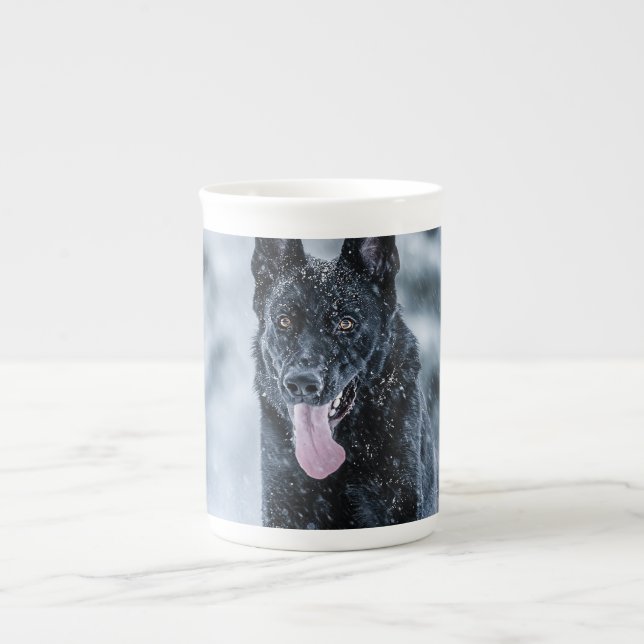 Black German Shepherd in snow Duvet Cover Prozellantasse (Vorderseite)