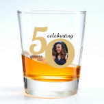 Black & Gold 50 Fünfzig Jahre 50. Geburtstag Schnapsglas<br><div class="desc">Schwarz und Gold Geburtstagsgeschossglas für einen 50-jährigen. Unisex Design für Frauen oder Männer. Passen Sie das Alter an,  um Ihren Anlass zu Anzug und fügen Sie ein persönliches Foto des Empfängers. Ideal für ein 50-jähriges Jubiläum oder eine Geburtstagsfeier für einen 50-jährigen Bash.</div>