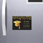 Black Gold Cap Graduation Party Save the Date Kart Magneteinladung<br><div class="desc">Eine Magnetkarte Save the Date für eine Graduierungsparty. vorne: Ein schwarzer Hintergrund,  goldener Text. Vorlagen für Namen und Datum. Der Name und der Text: Save the Date sind mit einem modernen handgeschriebenen Stilskript geschrieben. Mit einem Imitat Goldkappe,  Tassel Topper.</div>