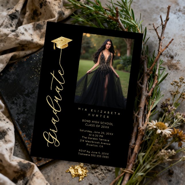 Black & Gold Dramatic Grad Cap Photo & Calligraphy Einladung (Sophisticated Dramatic Black and Faux Gold Effect Graduation Invitation with Photo and Graduate Cap )